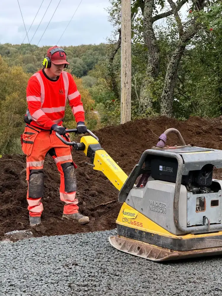 Anleggsgartner komprimerer knust stein med vibroplate