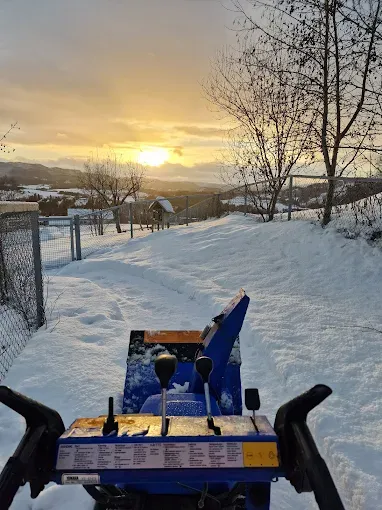 Snøfresing i Trøndelag ved soloppgang