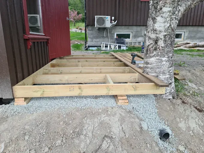Terrasse under bygging med pålitelig håndverk